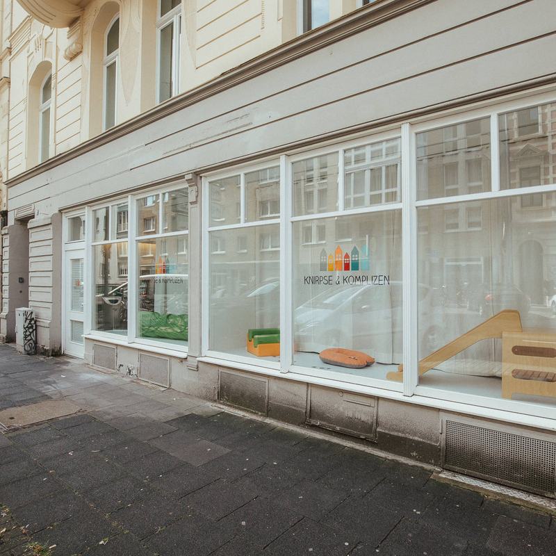 Die Schaufenster von Knirpse & Komplizen an der Straße